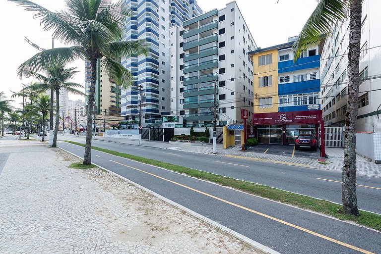Coqueiros Beira Mar na Praia da Guilhermina PGGC